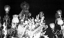 8 de septiembre de 1975. D. Luís Morcillo (alcalde) y D. Ramón Checa (presidente de la Hermandad) imponen el Bastón de Mando nombrando Alcaldesa Perpetua de esta ciudad a la Stma. Virgen de la Piedad.